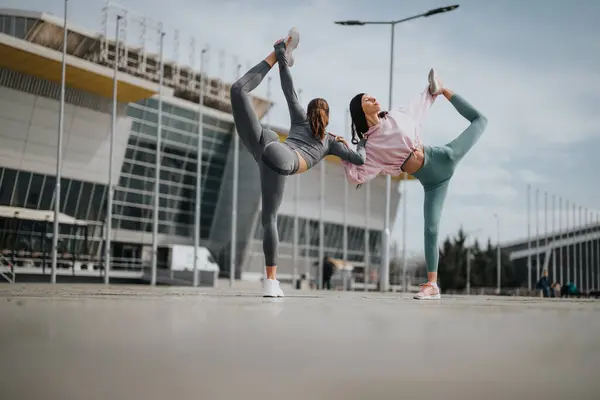 Dynamisches Duo Balanciert Yoga Posen Auf Einer Straße Der Stadt — Stockfoto