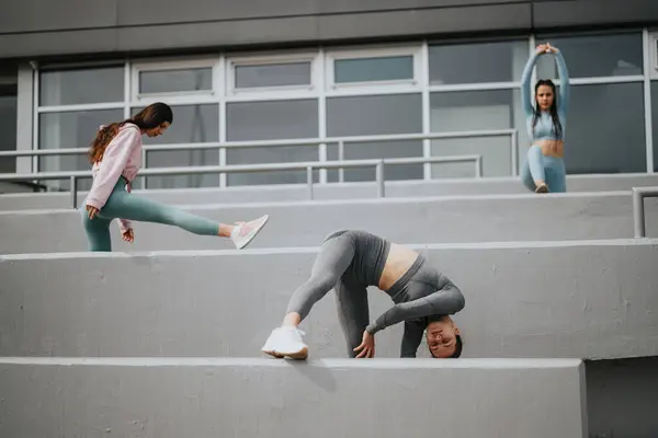 Drei Frauen Die Eine Fitness Routine Auf Outdoor Treppen Praktizieren — Stockfoto