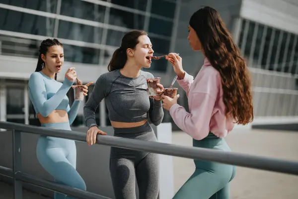 Fitness Friends Athletic Wear Treating Themselves Sweet Snacks Outdoors — Stock Photo, Image