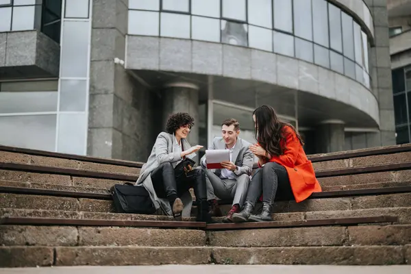 Drei Geschäftspartner Führen Ein Lockeres Gespräch Während Sie Auf Freitreppen — Stockfoto