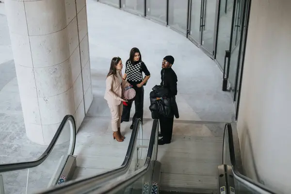 年轻的商业伙伴 多样化的群体 在办公大楼自动扶梯楼梯平台上进行对话 表现出专业精神和团队精神 — 图库照片