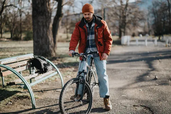 Hipster Hombre Traje Casual Con Bicicleta Relajarse Parque Iluminado Por — Foto de Stock