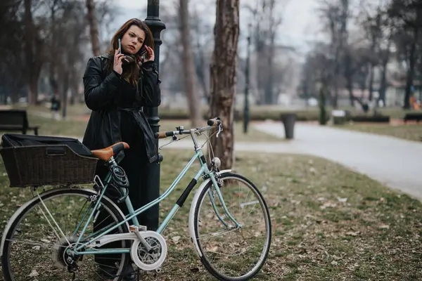 Elegant Young Woman Leather Jacket Standing Confidently Her Bicycle Urban — Stock Photo, Image