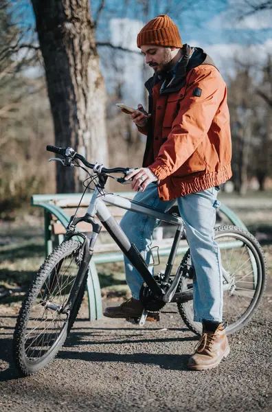 Hombre Casual Disfruta Día Relajante Parque Con Bicicleta Encarnando Estilo — Foto de Stock