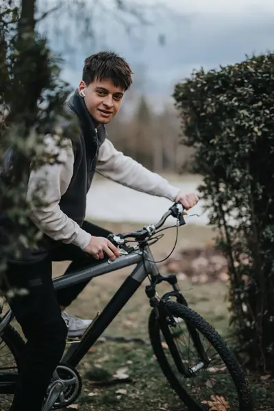 Bisikletli Bir Gencin Doğal Ortamdaki Rahat Mutlu Bir Sürüş Sırasında Stok Resim