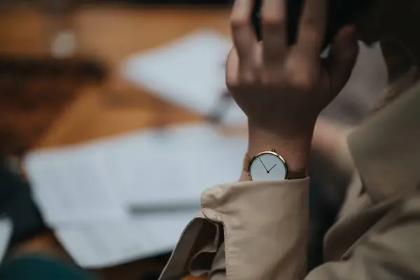 Imagem Perto Uma Pessoa Negócios Blazer Bege Verificando Tempo Relógio — Fotografia de Stock