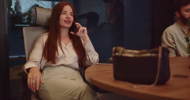 Broker Perempuan Muda Memiliki Panggilan Telepon Dengan Klien Membeli Atau — Stok Video
