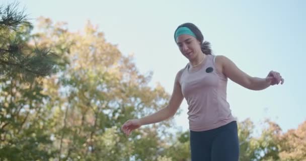 Гірському Парку Визначена Жінка Пішохідка Демонструє Свої Навички Балансу Оскільки — стокове відео