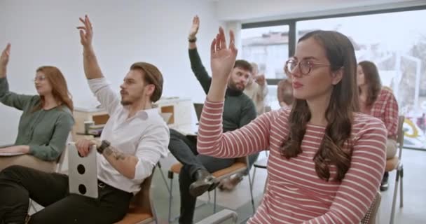 Современном Рабочем Пространстве Вовлеченные Деловые Коллеги Поднимают Руки Поделиться Идеями — стоковое видео
