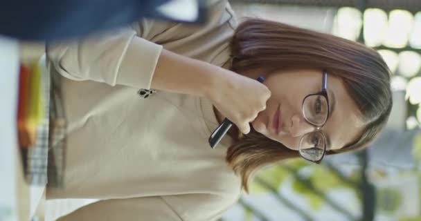 Uma Jovem Atenciosa Com Óculos Profundos Trabalho Caneta Mão Ambiente — Vídeo de Stock