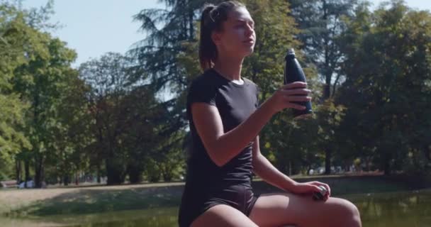 Молодая Женщина Пропустила Свой Рот Пролила Воду После Попытки Пить — стоковое видео