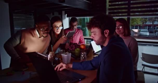 Uma Equipe Colabora Durante Trabalho Escritório Noturno Absorvida Suas Tarefas — Vídeo de Stock