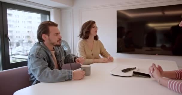 Während Einer Kaffeepause Einem Hellen Büroumfeld Führen Geschäftskollegen Ungezwungene Gespräche — Stockvideo