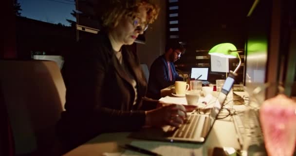 Echipă Profesionistă Care Lucrează Târziu Birou Concentrează Intens Ecranele Calculatorului — Videoclip de stoc