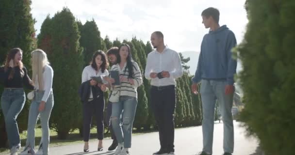 Junge Universitätsstudenten Genießen Einem Sonnigen Tag Einen Gemütlichen Spaziergang Einem — Stockvideo