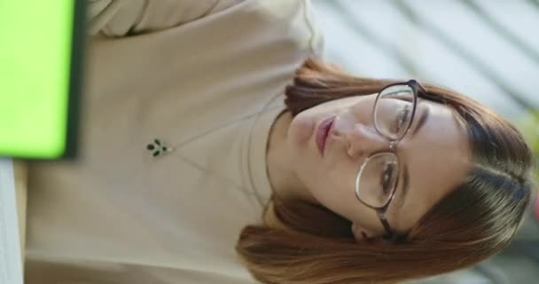 Eine Nachdenkliche Junge Frau Mit Einer Gedankenverlorenen Brille Die Einem — Stockvideo