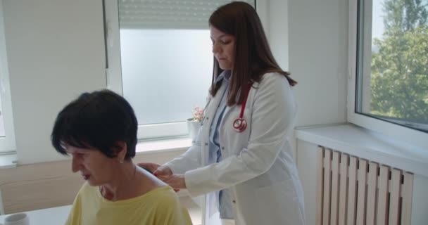 Doktor Používá Digitální Stetoskop Aby Vyšetřil Svou Starší Pacientku Kontroluje — Stock video