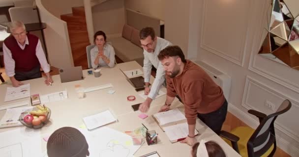 Uma Equipe Multigeracional Colabora Uma Mesa Conferência Discutindo Estratégias Negócios — Vídeo de Stock
