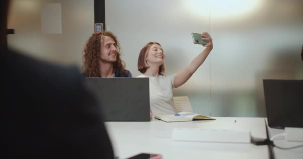 Szczęśliwa Para Robi Sobie Selfie Pracy Para Biznesowa Odpoczywająca Pracy — Wideo stockowe