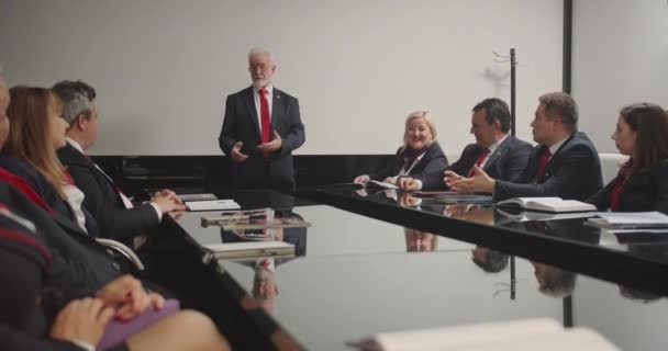 Een Vergaderzaal Wordt Een Grote Groep Senior Managers Samengebracht Een — Stockvideo