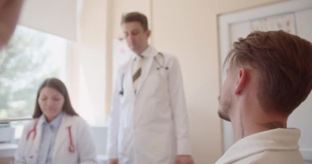 Молода Пара Консультує Своїх Лікарів Питань Їхнього Здоров Шукає Поради — стокове відео