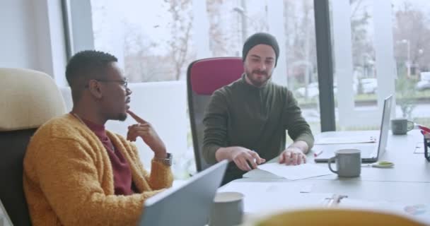 多文化ビジネスパーソンは 現代のオフィスでミーティングに従事し 職場での多様性とチームワークを示す新しいプロジェクトで専門的に協力しています — ストック動画