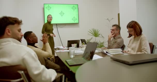 カスタマイズのための緑のスクリーン表示とオフィスの専門家の多様なチームにプレゼンテーションを与える女性のリーダー — ストック動画