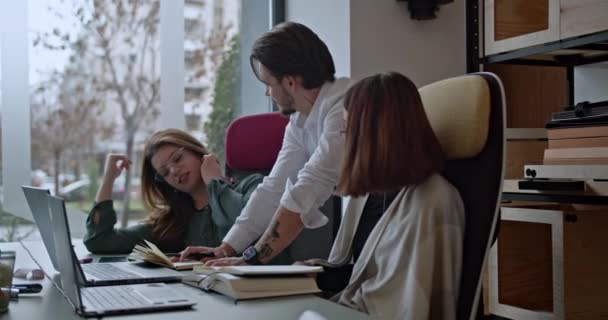 Gut Beleuchteten Modernen Büroräumen Arbeitet Ein Fokussiertes Und Engagiertes Geschäftsteam — Stockvideo
