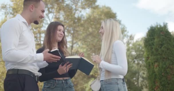 Grupp Unga Universitetsstudenter Samlas Uppslukade Livlig Utomhusdiskussion Som Sannolikt Utbyter — Stockvideo