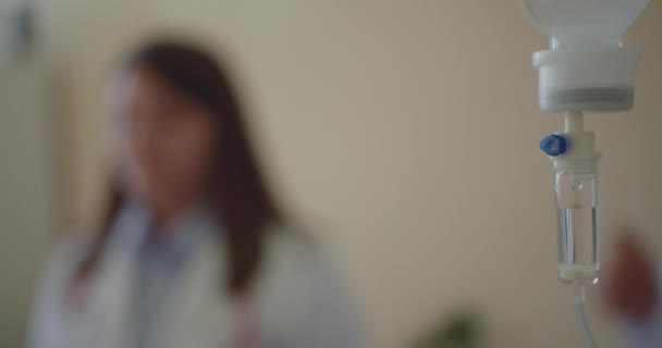 Женщина Врач Обсуждают Своим Пациентом Время Подготовки Внутривенной Капельнице Витамину — стоковое видео