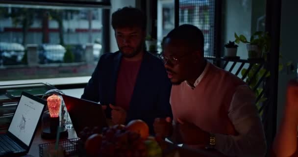 Mitarbeiter Verschiedener Rassen Die Überstunden Machen Arbeiten Späten Abend Einem — Stockvideo