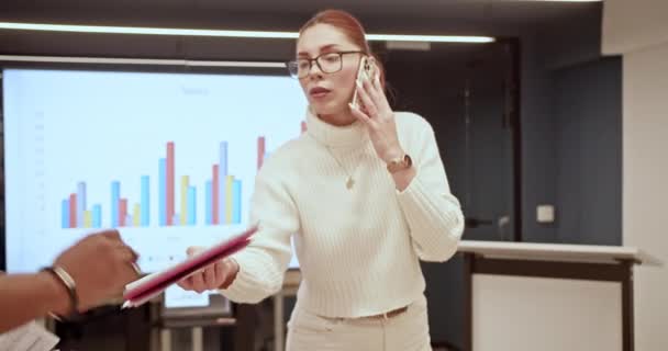 Egy Vállalati Női Multitask Aki Telefonon Beszél Értékesítési Adatok Bemutatása — Stock videók
