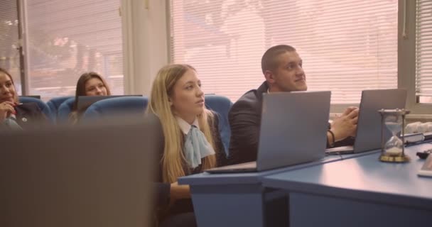 多样化的学生在大学里认真地听讲座 穿漂亮的校服 开卡车 — 图库视频影像