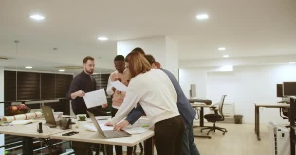 Ein Multikulturelles Team Von Mitarbeitern Das Einem Geschäftstreffen Teilnimmt Und — Stockvideo