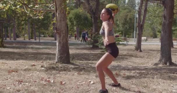 Aktywna Młoda Kobieta Piłką Bawiąca Się Parku Przyjacielem Słoneczna Scena — Wideo stockowe