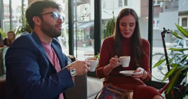 Dois Profissionais Que Envolvem Uma Conversa Amigável Sobre Café Café — Vídeo de Stock