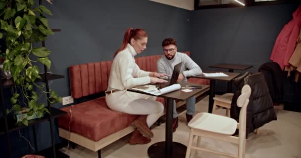 Unga Företagsanställda Engagerar Sig Ett Samarbete Elegant Kontorsmiljö Vilket Visar — Stockvideo