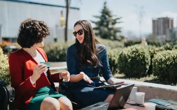 Zwei Unternehmerinnen Unterhalten Sich Während Sie Draußen Mit Laptop Und — Stockfoto