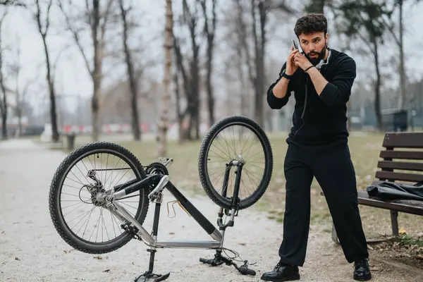 Professional Businessman Park Multitasking Fixing Bicycle While Call — Stock Photo, Image