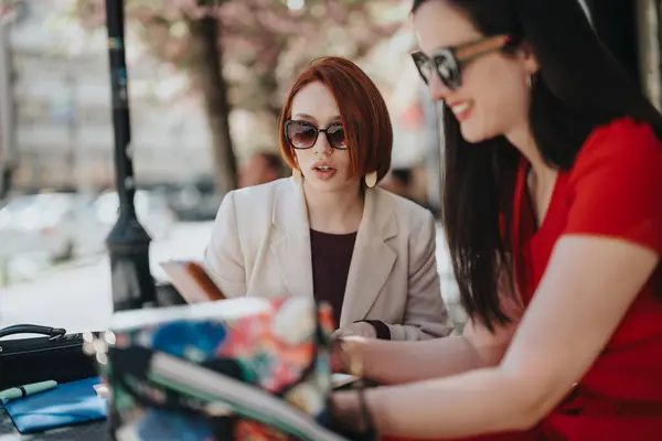 Two Focused Businesswomen Engage Productive Meeting Sunny Sidewalk Cafe Discussing — Stock Photo, Image