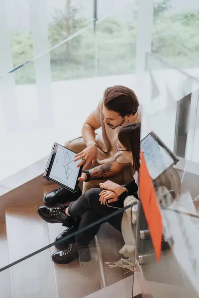 Junge Mitarbeiter Sitzen Auf Treppen Einem Modernen Working Space Diskutieren — Stockfoto