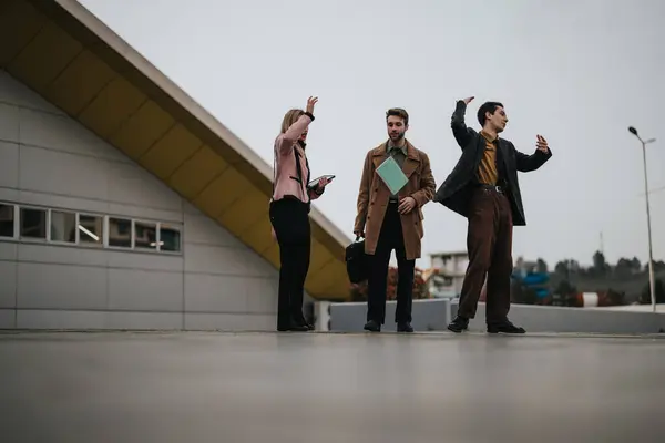 Three Business Professionals Standing Gesturing While Waiting Taking Break Work — Stock Photo, Image