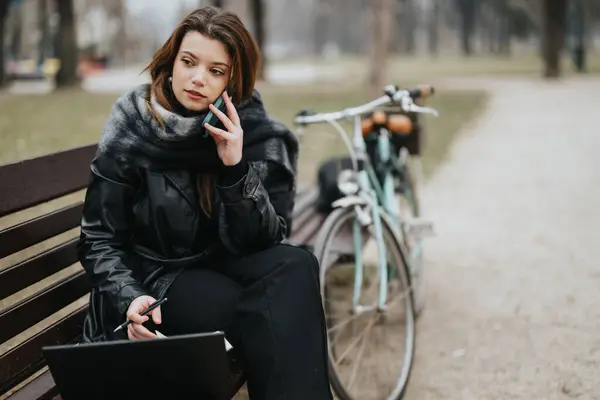 Stylish Young Woman Engages Her Laptop While Sitting Park Bench — Stock Photo, Image