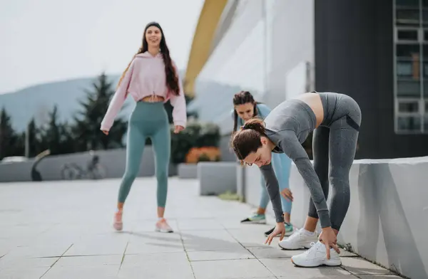 Three Young Women Doing Stretches Sidewalk Preparing Jog City Focus — Stock Photo, Image