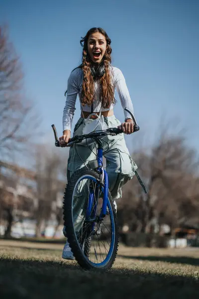 Captured Moment Happy Young Woman Enjoying Fun Bike Ride Outdoors — Stock Photo, Image