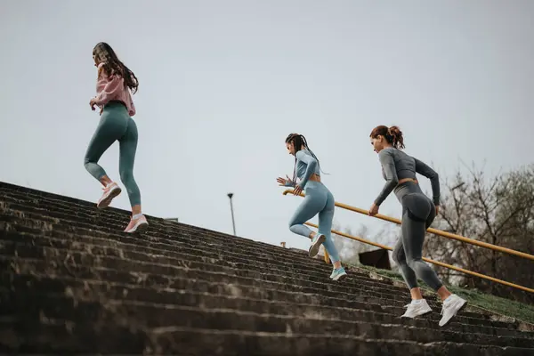Outdoor Fitnesskonzept Mit Jungen Frauen Die Gemeinsam Treppen Hochlaufen Gesundheit — Stockfoto