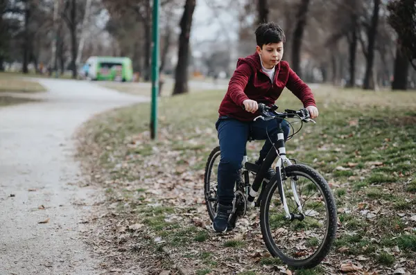 Niño Despreocupado Montando Bicicleta Parque Urbano Experimentando Alegría Libertad Infancia —  Fotos de Stock