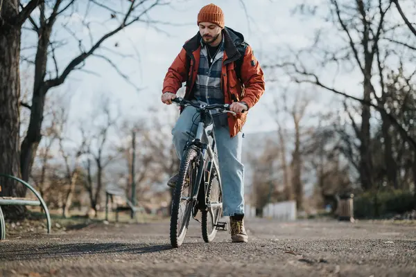 Individuo Con Atuendo Casual Montando Bicicleta Través Parque Sereno Encarnando — Foto de Stock