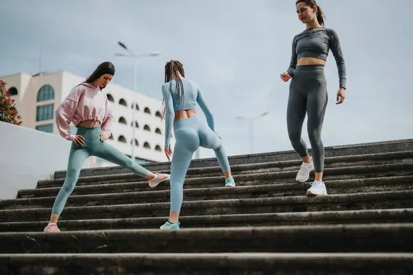 Aktive Frauen Sportlicher Kleidung Steigen Einer Städtischen Umgebung Stufen Hinauf — Stockfoto