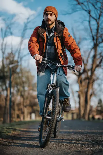 Joven Relajado Con Gorro Ciclismo Sendero Parque Mostrando Actividad Ocio — Foto de Stock